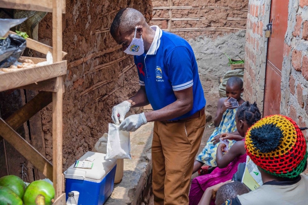 Photo caption: Lay tester provides HIV testing services to household members. Photo credit: The AIDS Support Organisation (TASO)